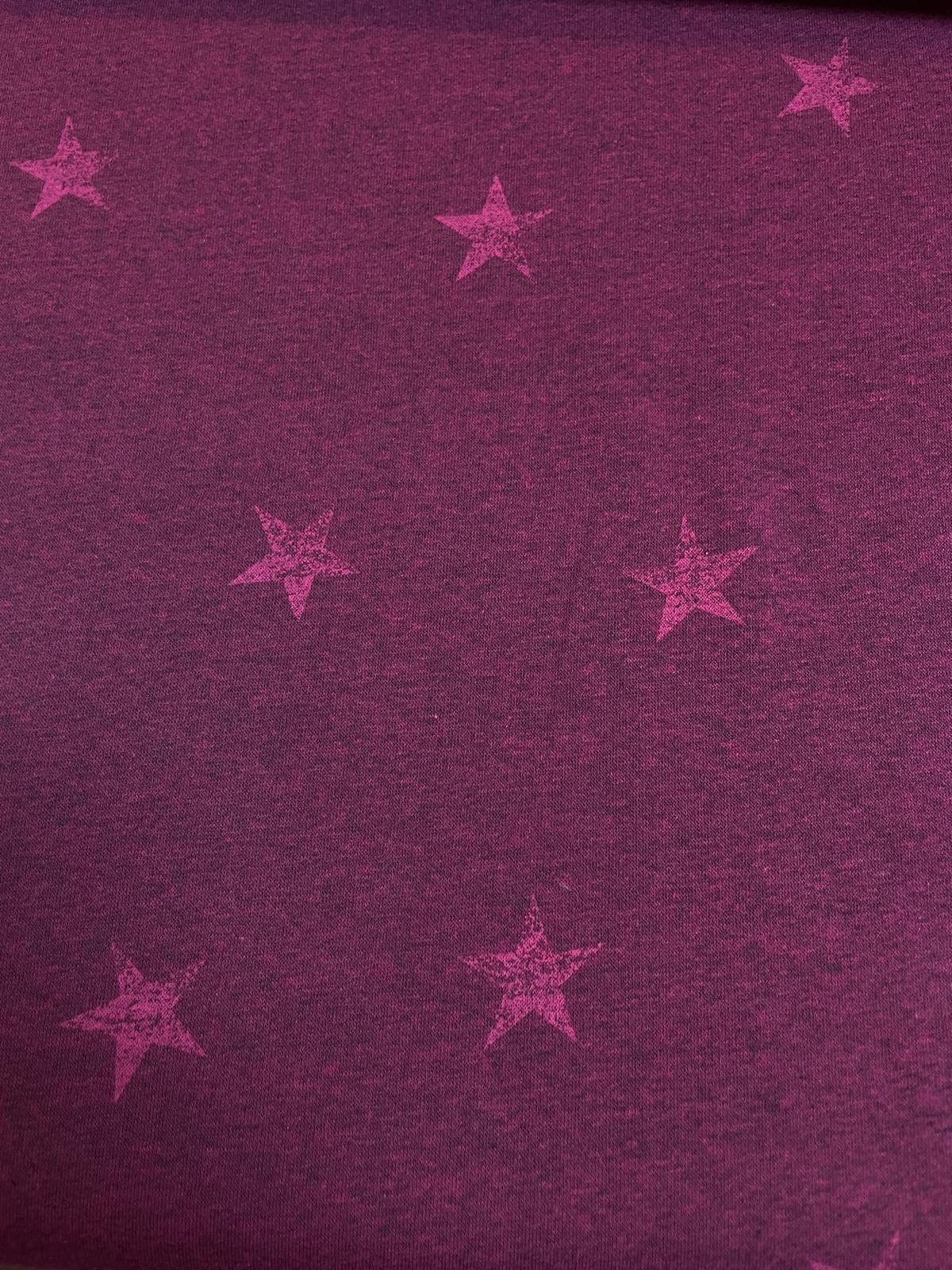 Beerenfarbener Sweat angeraut mit verwaschenen Sternen Beerenfarbener Sweat angeraut mit verwaschenen Sternen